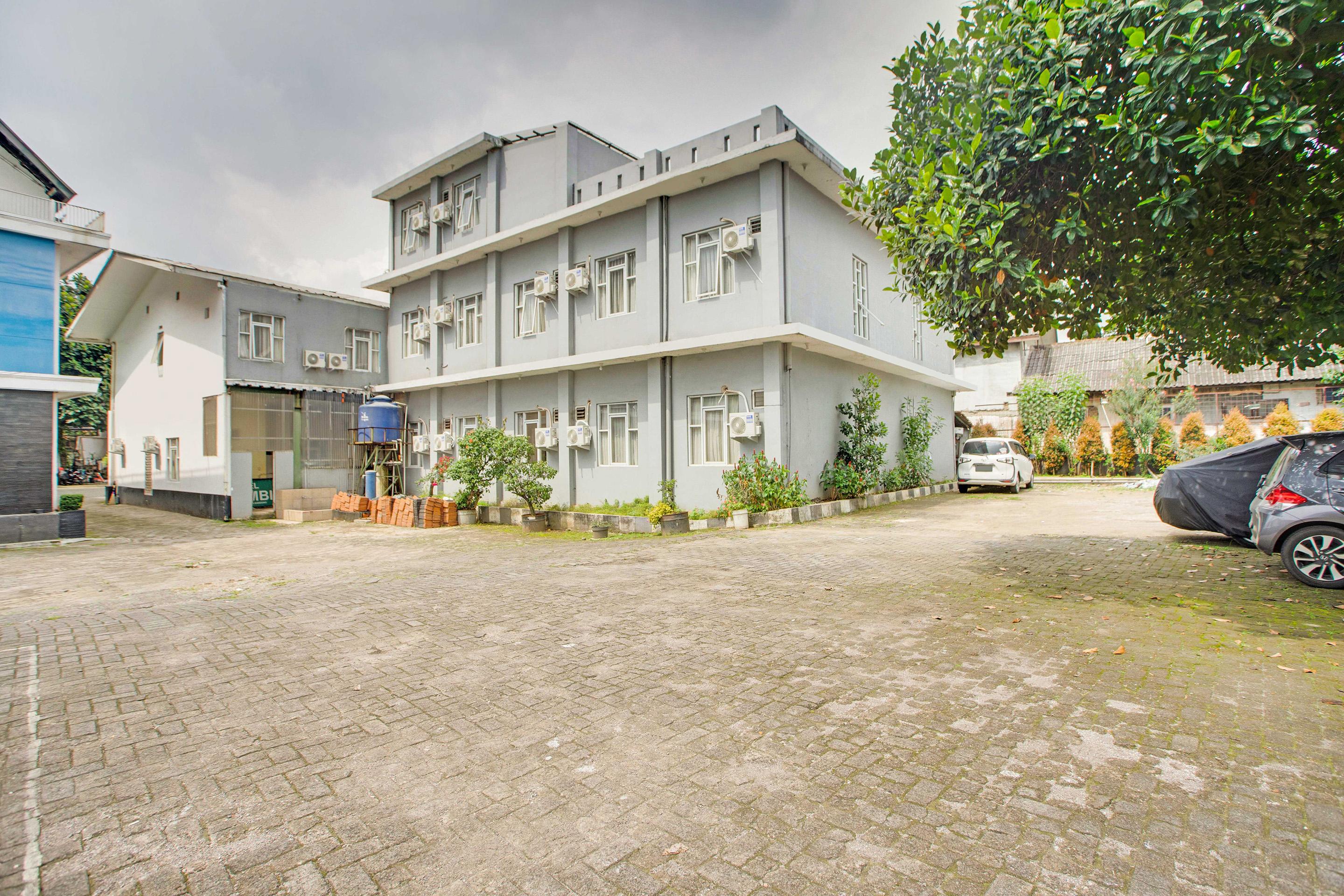 Reddoorz @ Hotel Arimbi Dewi Sartika Baru Бандунг Екстериор снимка